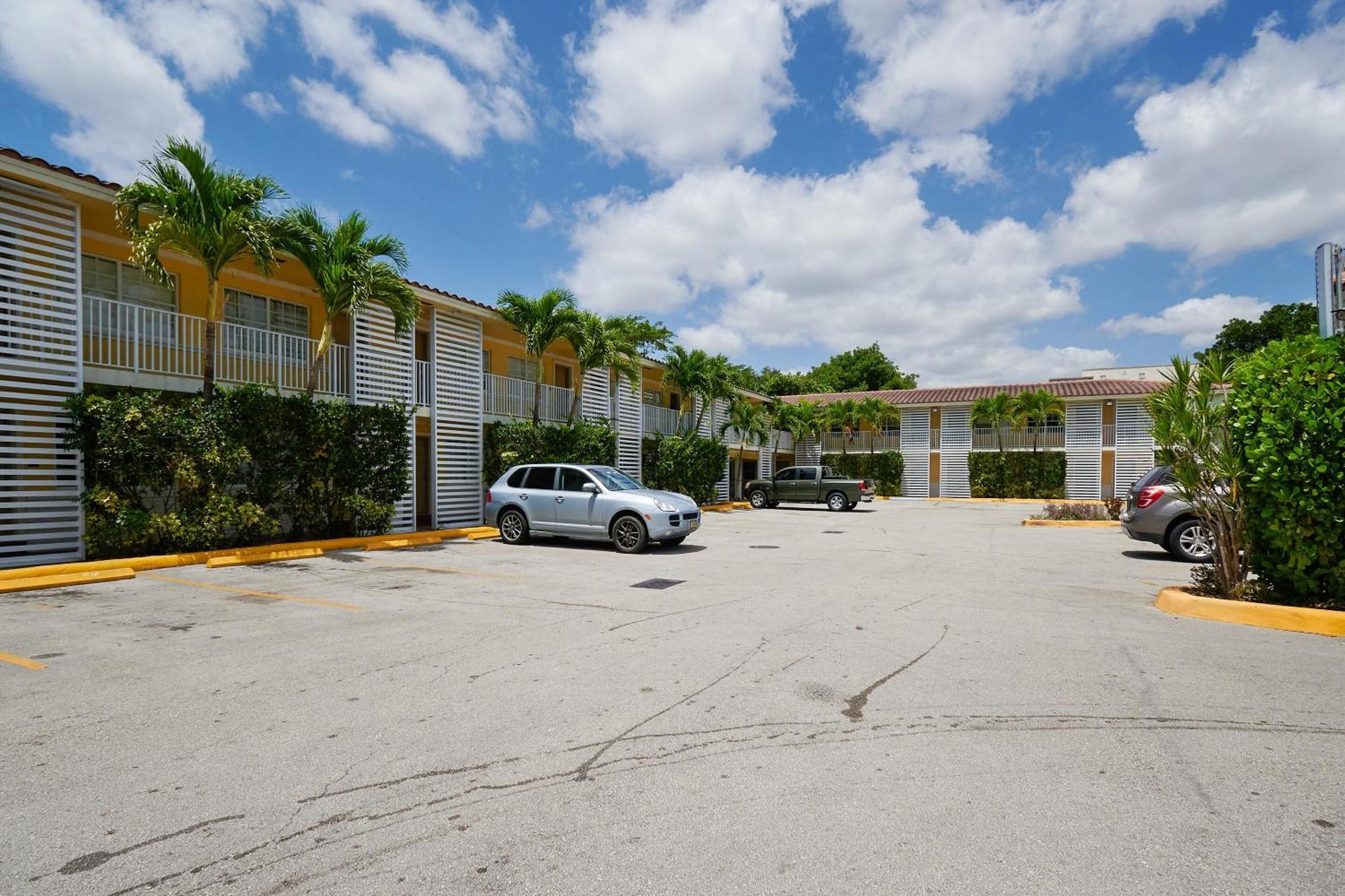 Oyo Hotel Coral Gables - Miami Airport Экстерьер фото